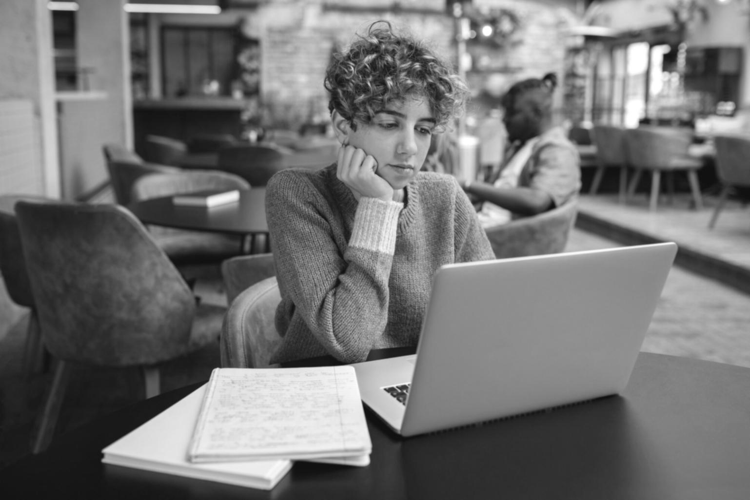 Gemeinsame Arbeit an Finanzberichten in kleiner Gruppe